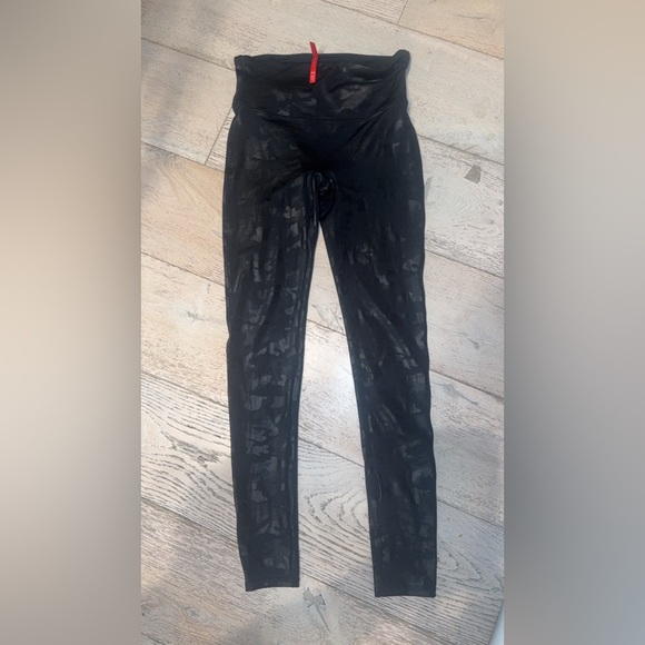 SPANX faux leather camo leggings in matte black camo Medium - Picture 9 of 15